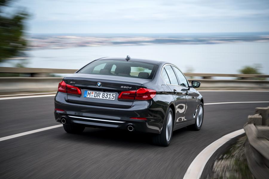  BMW 530d xDrive Sedan Luxury Line 2017 года  (WW) (фото 3 из 61)